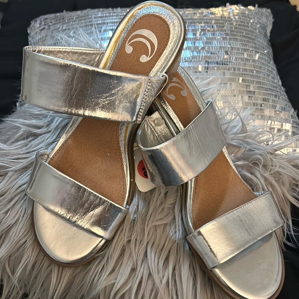 NWT CHARMING CHARLIES Metallic Silver Double Strap sandals W 2”stacked heel SZ 7